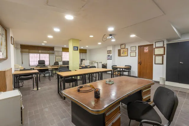 LOCAL COMERCIAL JUNTO A ÁNGEL GANIVET | ESPACIO Y UBICACIÓN. — 3