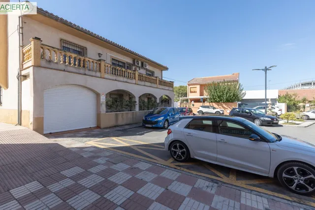 Casa en Armilla con terraza, patio y amplia cochera - foto 2