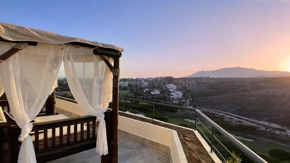 Apartamento de lujo en planta baja con vistas panorámicas al mar en los flamingos, Benahavís