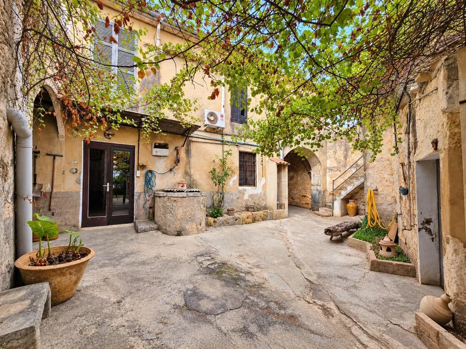 Casa señorial a reformar con bodegas, gran patio y garaje en Consell
