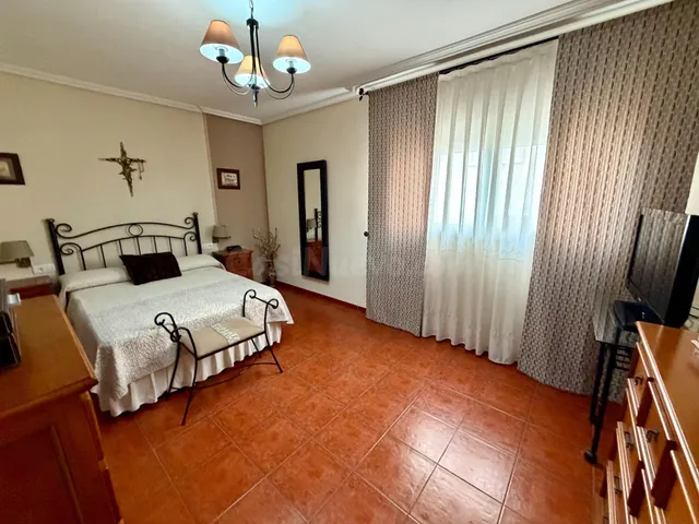 Chalet pareado tipo tríplex de 266 m2 con 4 dormitorios, terrazas, garaje y bodega en Aguadulce Sur — 30