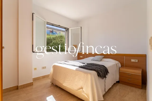Espectacular bajo con gran jardín privado, piscina y parking a 5 minutos del mar — 10