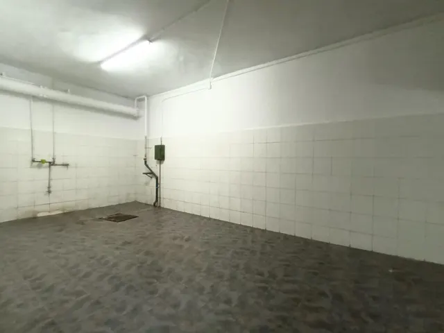 Garaje cerrado en Granada zona Zaidin, 12.80 m. de superficie. — 12