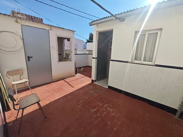 CASA EN ELDA CON GRAN GARAJE Y LOCAL Y DOS PLANTAS CON TERRA - foto 4