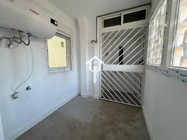 Inmoparadise les ofrece espectacular vivienda en venta en Alicante centro, el edificio los representantes . 120m2, 3 dormitorios, dos baños,reformada. — 35