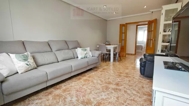MAGNÍFICO PISO DE CUATRO DORMITORIOS Y GARAJE EN EL CASCO UR