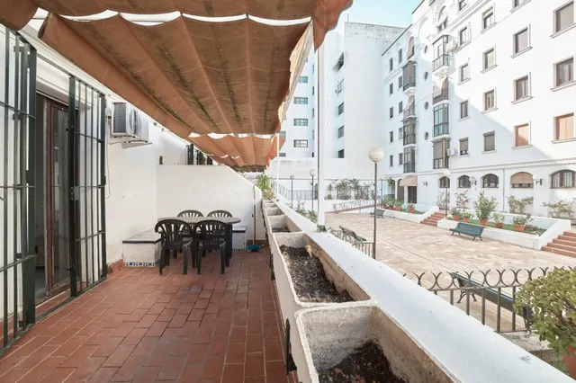 Zona Puertas de Sevilla. Vivienda con amplia terraza de 15 m2. — 2