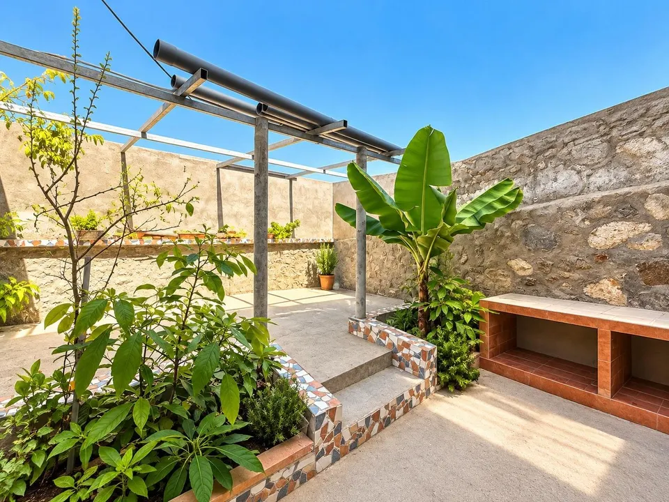Casa de dos plantas con patio, azotea y múltiples posibilidades en Trujillo, Moya