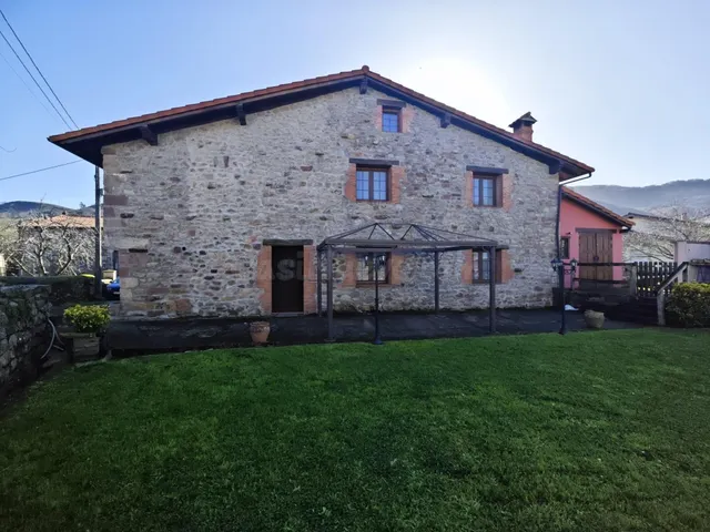 CASA PAREADA CON JARDÍN EN CIEZA