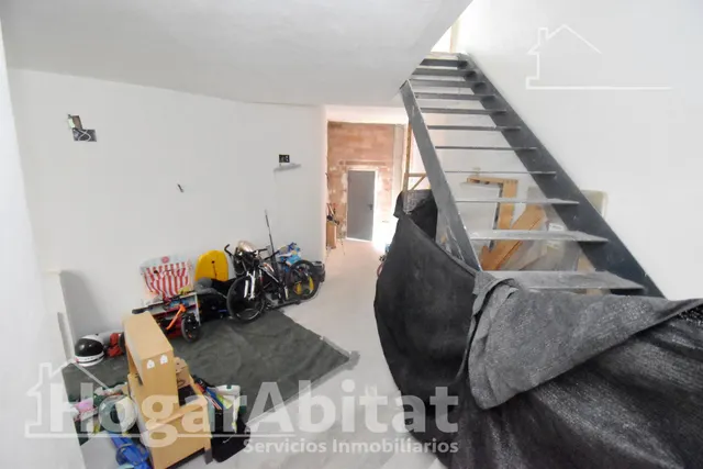 ¡Perfecto para invertir! Casa de cuatro alturas  para reformar con garaje y dos terrazas, cerca del centro — 45