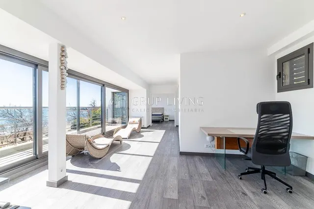CASA EN PRIMERA LINEA DE MAR — 20