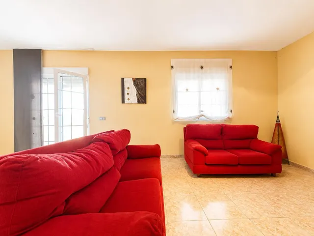 CASA INDEPENDIENTE CON 966 M/2 DE PARCELA EN NUEVO HIGUERON . — 24