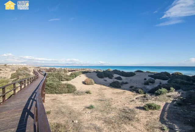 Apartamento en venta en primera línea de playa en Los Arenales del Sol, la propiedad está afectada por la Ley de Costas — 4