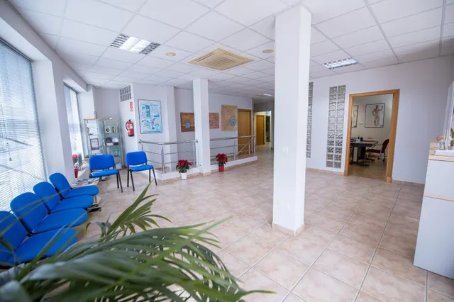 Local en esquina con licencia de docencia y clínica en funcionamiento junto a la Plaza de Toros — 3