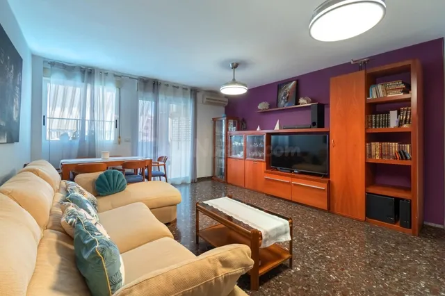 3 dormitorios, 2 baños, balcón con vistas despejadas y garaj - foto 2