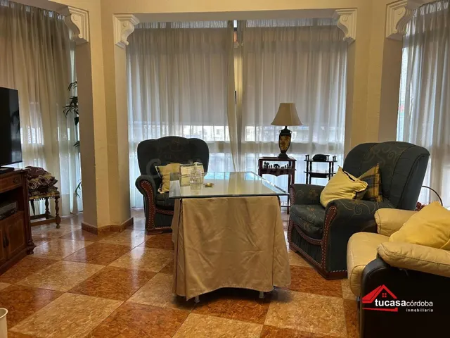 Gran piso señorial exterior en esquina con Viñuela – amplitu