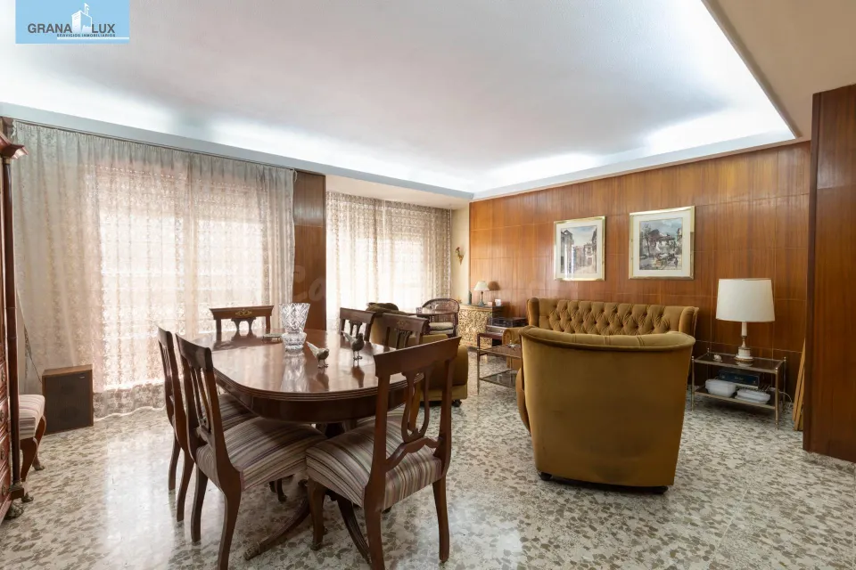 Amplia vivienda en pleno centro de Granada
