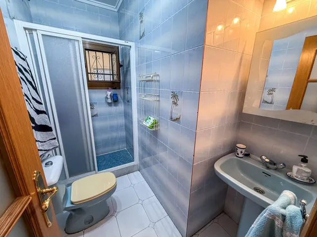 Amplio chalet pareado en El Chaparral — 4 dormitorios, 4 baños, piscina privada y gran parcela — 18