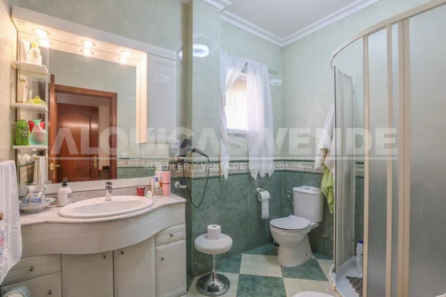 ¡Gran Oportunidad de Inversión! Parcela urbana de 2.400 m2 segregable en 3 parcelas de 800 m2 con chalet existente en Urb. Santa Genoveva — 29