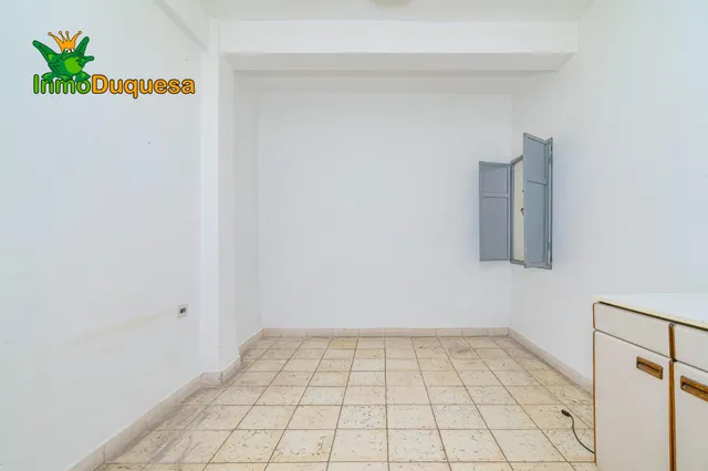 Piso de 4 Dorm. en Camino de Ronda. Para REFORMAR. — 19