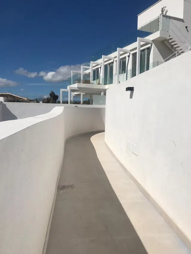 Villas urbanas en Marbella con magnificas vistas al mar. — 27