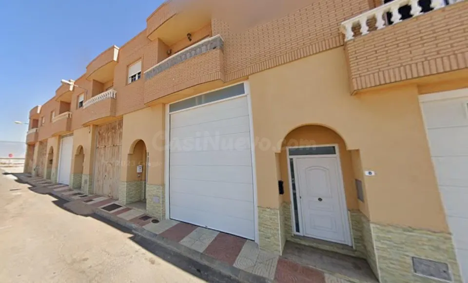Se vende casa independiente OKUPA en Calle Loja 12 de Roquetas de Mar, Almería.