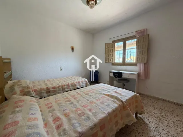 Casa independiente en moralet, Alicante. dos viviendas independientes, 3.700m2 de parcela, 5 habitaciones, 3 baños, piscina — 40
