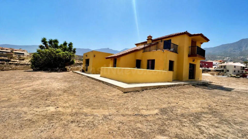 Chalet independiente con 5.318 m2 de parcela y vistas al mar en Candelaria
