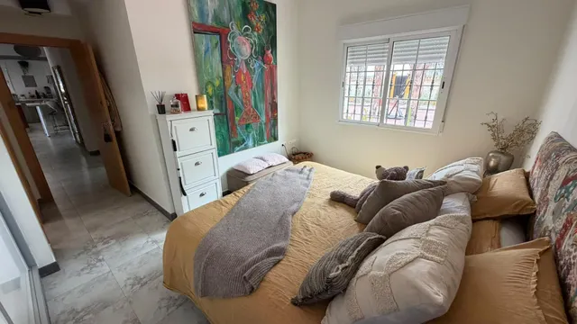 VILLA DE 4 DORMITORIOS Y 3 BAÑOS. PARCELA DE 1.850 M2. CON PISCINA CLIMATIZADA Y CASA DE INVITADOS INDEPENDIENTE EN CATRAL. — 46