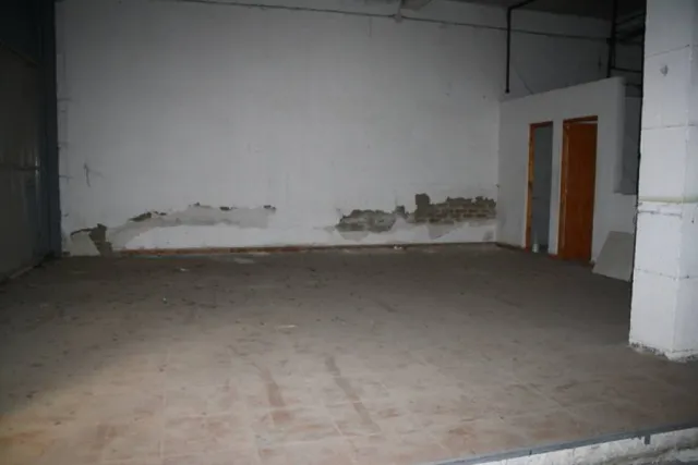Local totalmente diáfano zona colegio Santo Domingo. — 5