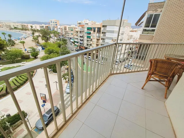 Piso de 4 dormitorios en primera línea de La Colonia con espectaculares vistas a la playa — 12
