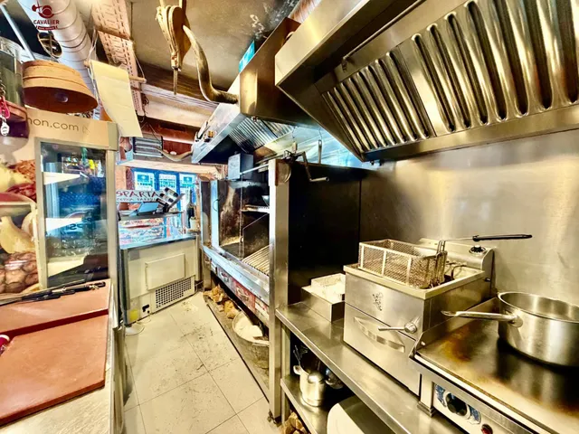 Bar Restaurante con 128m2 distribuidos en planta comercial de 98m2 más almacén de 30m2, ofreciendo una distribución cómoda, funcional y muy eficiente para el desarrollo de la actividad h — 11