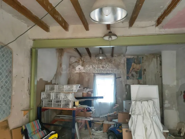 SE VENDE CASA SOLAR PARA REFORMAR O DERRIBAR EN EL CENTRO DE - foto 3