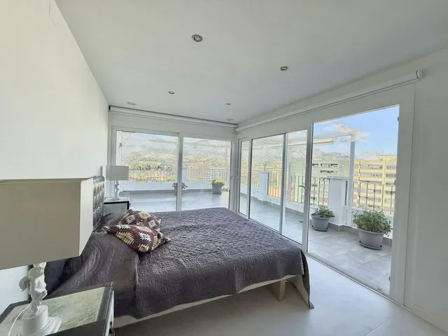 Ático con amplia terraza de 154 m2 y vistas panorámicas en los boliches, Fuengirola — 26