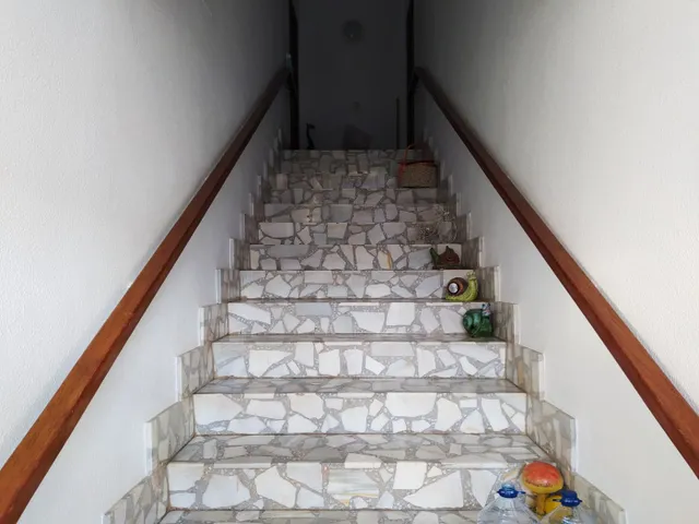 Piso con un bajo hecho vivienda y garaje. — 6