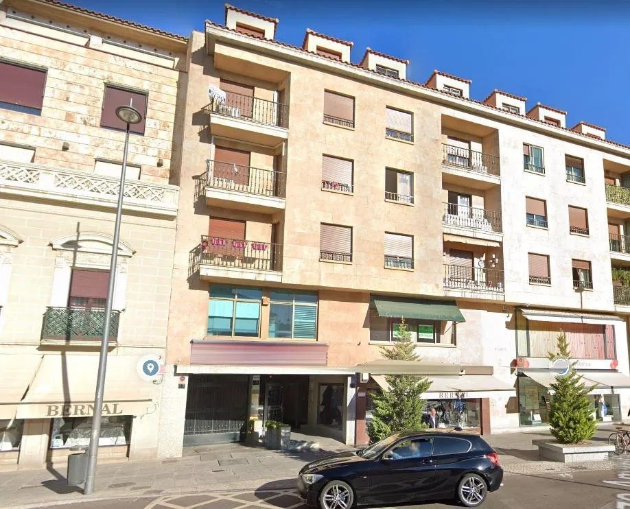 Urbis te ofrece un local comercial en venta en zona Centro, Salamanca.