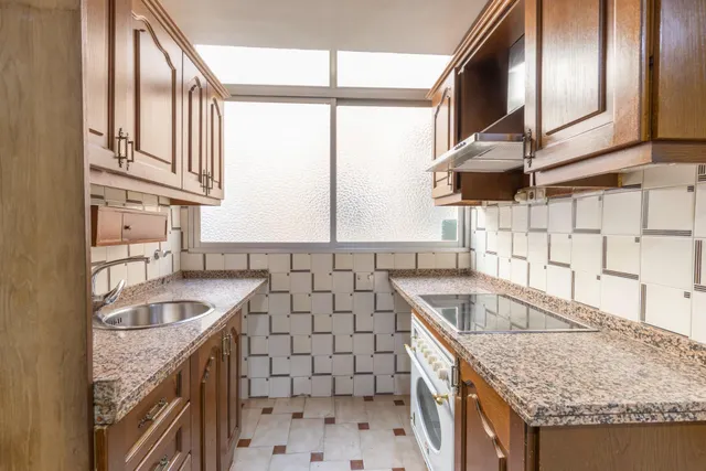 Piso en venta en pleno centro de Granada – Planta alta, garaje y gran potencial de reforma — 24