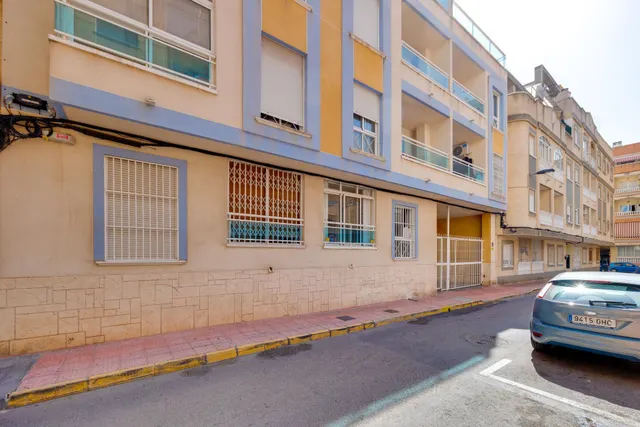 Apartamento de dos dormitorios con piscina comunitaria en el centro de Torrevieja — 41