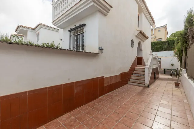 Casa independiente con piscina en La Zubia. — 36