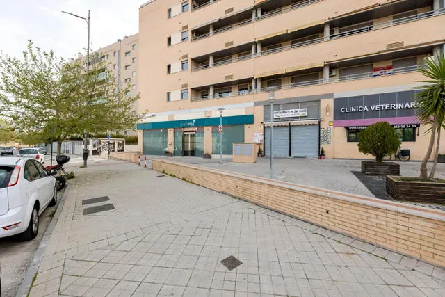 LOCAL COMERCIAL JUNTO AL CAMPUS DE LA SALUD — 26