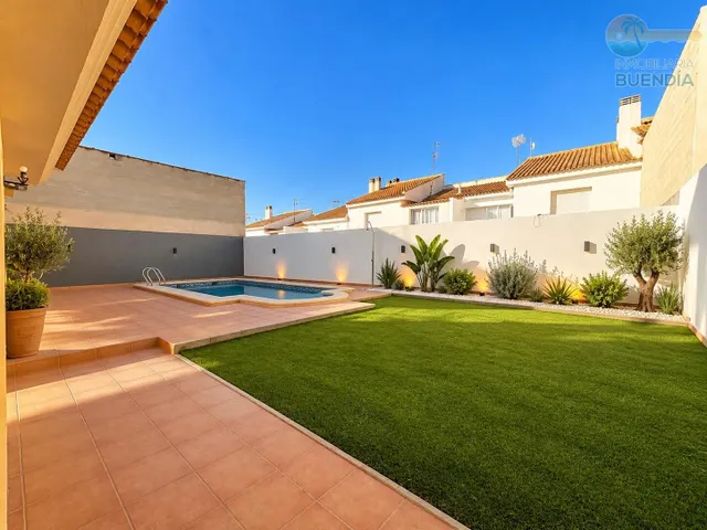 CHALET CON PISCINA EN EL PARETON — 20