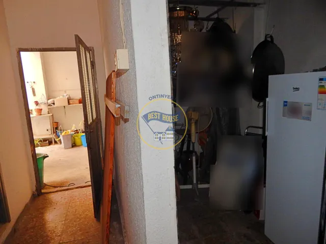 Dos locales colindantes, con patio, en Ontinyent. — 8
