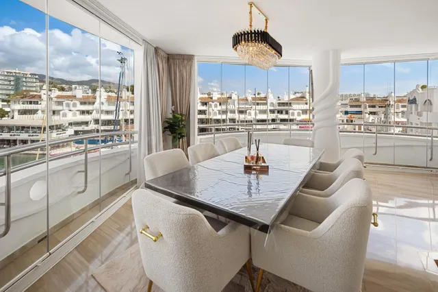 Ático reformado con gran salón panorámico en Puerto Marina - foto 5