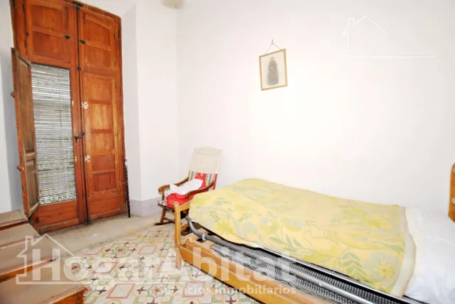 Amplia casa esquinera con terraza y trastero en el centro — 33