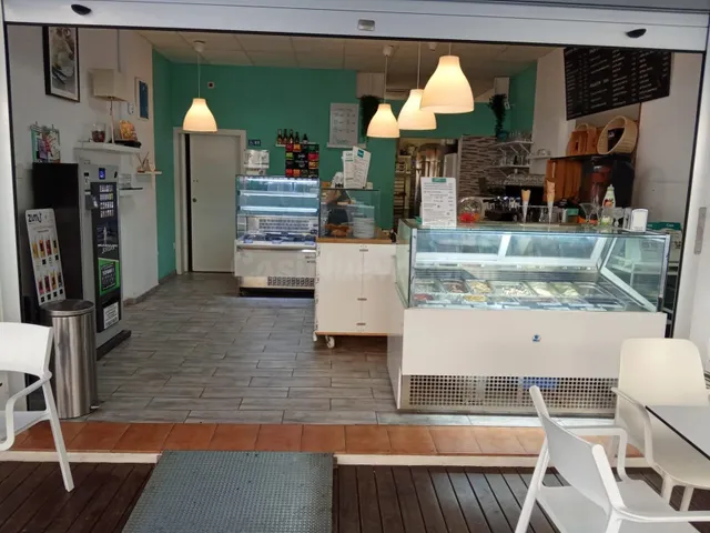 SE TRASPASA ACTIVIDAD DE BAR, HELADERÍA, PIZZERÍA Y PANADERÍ - foto 2