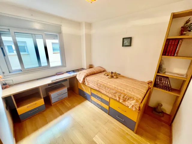 Muy buen piso de 4 Dorm. en Av. Oscar Espla — 25