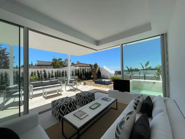 Villas urbanas en Marbella con magnificas vistas al mar. — 16