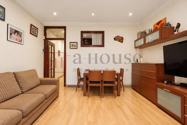Piso listo para entrar a vivir con balcón y doble orientación en el poblenou — 3