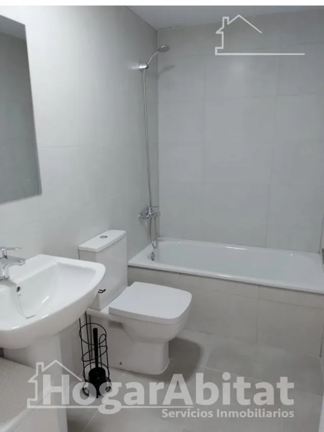 Seminuevo y ubicación céntrica en este moderno piso exterior con garaje y trastero — 16
