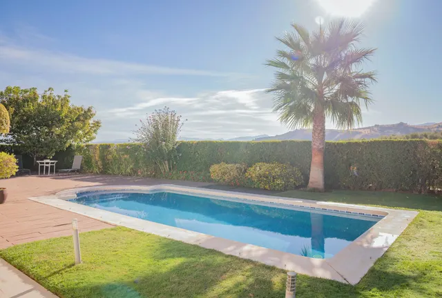 Exclusiva casa de lujo con piscina privada en un entorno tranquilo y selecto — 22
